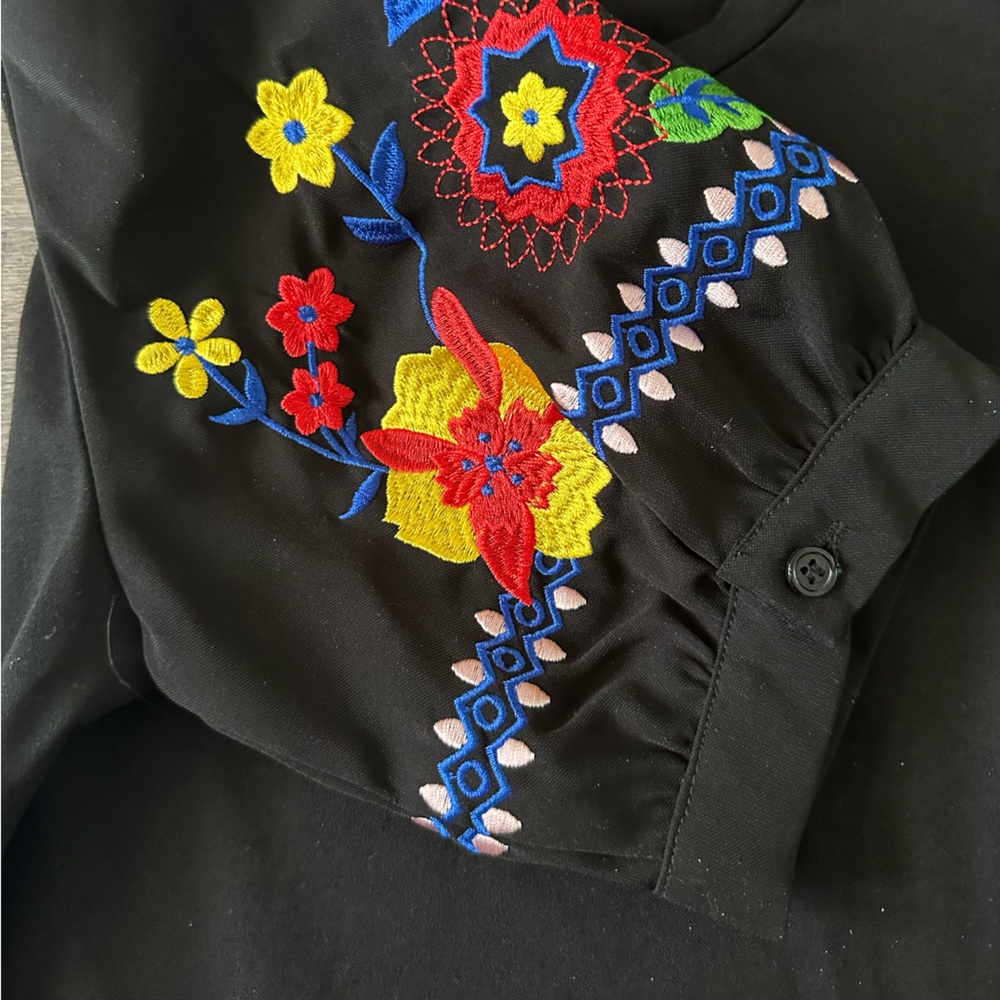 Gracia Embroidered Puff Sleeve Top Size Small - Picture 4 of 5